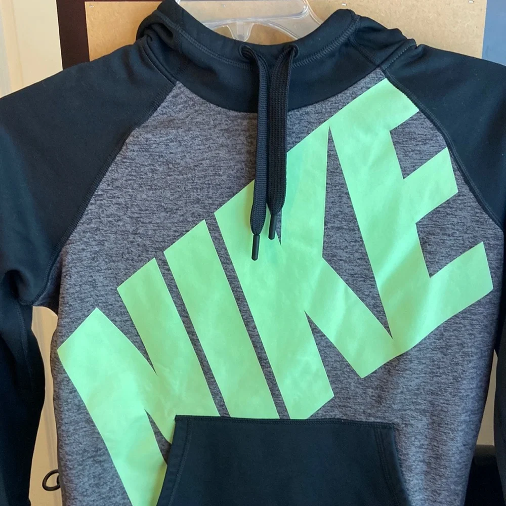 NWOT M Nike Womens therma fit hoodie M